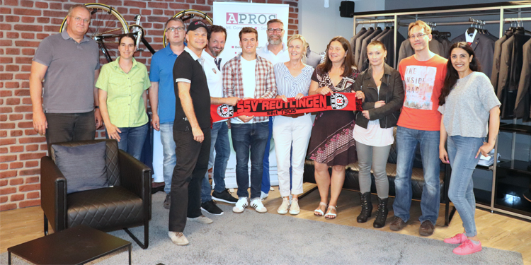 APROS-Team stellt erste Sponsoren-Spieler-Patenschaft mit dem SSV Reutlingen vor