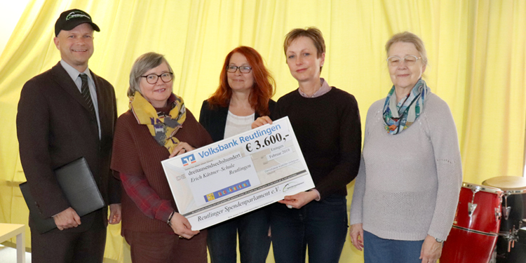 Spendenparlament Reutlingen übergibt 3.600 Euro Spende an Förderverein der Erich-Kästner-Schule e.V. in Reutlingen für Trommel-AG Projekt