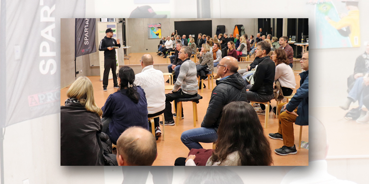 Multimedia Mindset-Vortrag zum Buch „Allein mit dir in deiner Arktis“ von Volker Feyerabend – Volles Haus im peb2